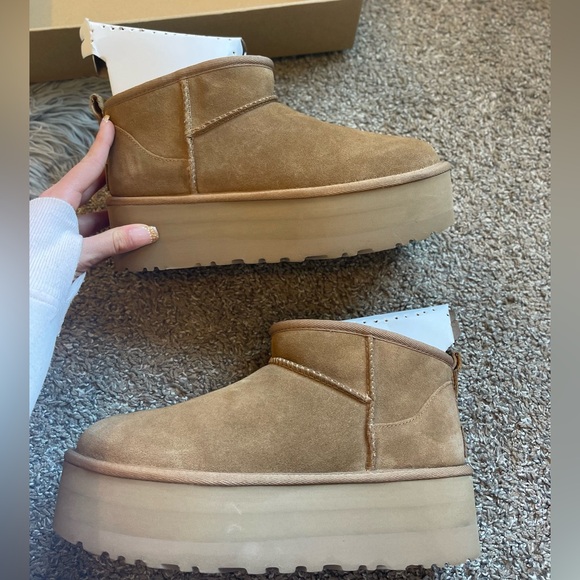 Classic Ultra Mini Platform UGGS
Color- Chestnut
Size- 8 Women’s - Picture 5 of 6